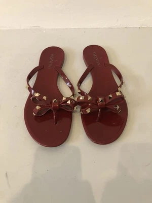 Sandalias planas Valentino rojas con tachuelas Foto 1 de 3
