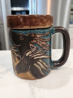 Padrão de cavalo equestre MARA STONEWARE 14 oz. Caneca de café/chá azul-petróleo. Com tampa - Imagem 1 de 4