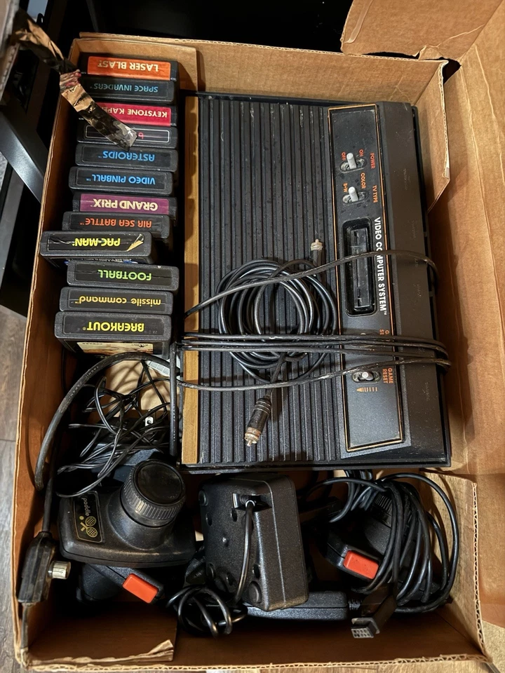 Atari 2600 Woodgrain con 10 juegos joysticks y paletas - Desconocido si funciona o no Foto 1 de 1