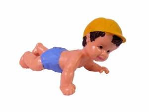 Bullyland® Microfigur Baby Junge krabbelnd mit Baseballkappe 5cm