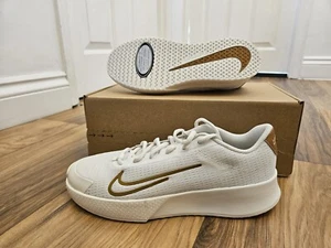 W Nike Vapor LITE 2 HC/White Sail-Ocre/Reino Unido Talla 6,5/Euro talla 40,5/26 cm - Imagen 1 de 14