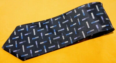 CORBATA GEOMÉTRICA PARA HOMBRE FUMAGLLI HECHA EN EE. UU. NEGRA/BLANCA/AZUL - CORBATAS DE DISEÑADOR. Foto 1 de 3