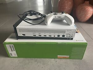 New listingXbox one s console (white) 500G with xbox controller