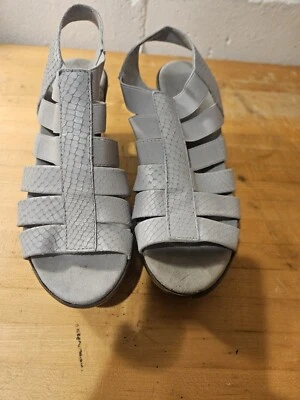Tacones Munro para mujer 7M de cuero gris galleta piel de serpiente con tiras Foto 1 de 4