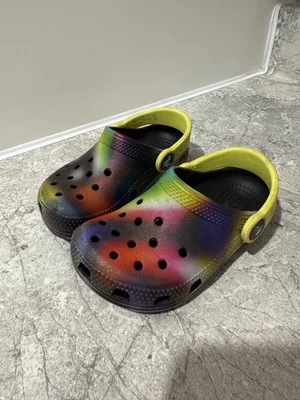 Zueco Crocs Clásico Niño Pequeño C8 Solarizado Arco Iris Neón Amarillo Correa Zapatos Cómodos Foto 1 de 4
