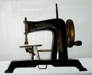 Antica macchina da cucire tedesca piccola giocattolo metallo manovella molto antica necessita di restauro - Foto 1 di 3