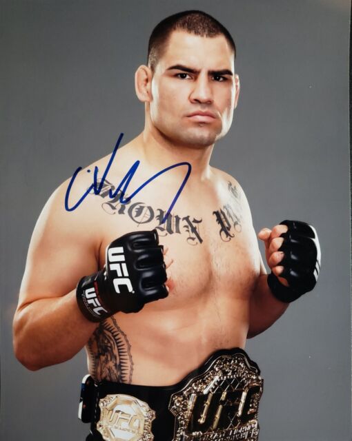 2010 Topps UFC Autographs #FACV Cain Velasquez 1st Signature