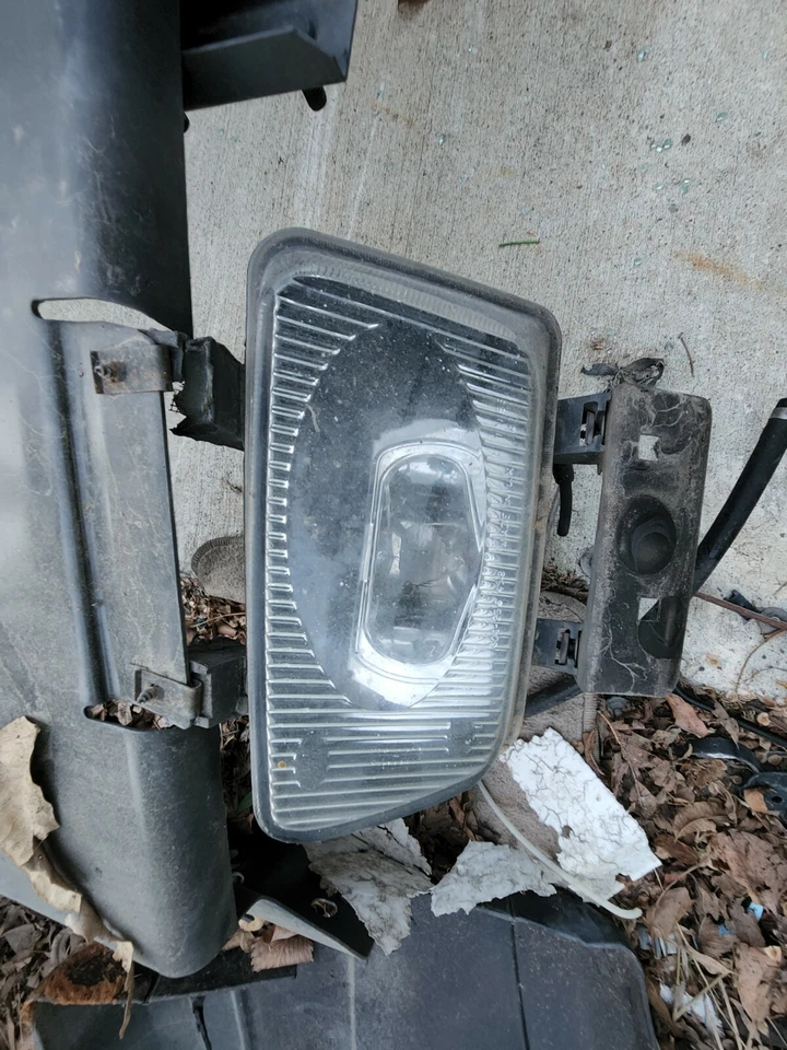 1999-2000-2001-2002  LAND ROVER DISCOVERY SERIES 2 II  RIGHT FOG LIGHT - Image 1 of 1