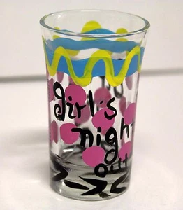 Girls Night Out! Süßes Schnapsglas mit rosa Tupfen - Bild 1 von 6