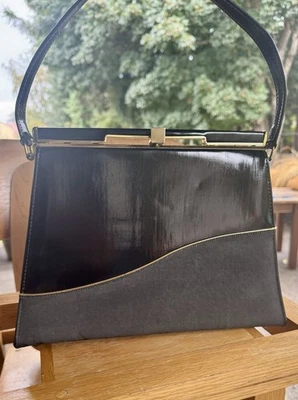 Bolso Kelly grande vintage con asa superior marco de latón charol negro mediados de siglo Foto 1 de 4