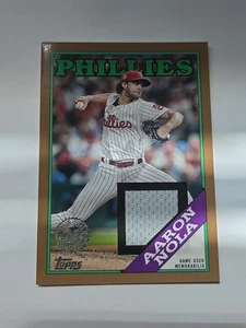 Maglia 2023 Topps Aaron Nola 1988 35° Anniversario Relics Serie Due /50 #88R-AN - Foto 1 di 20