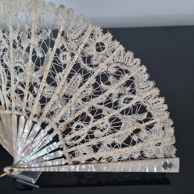 EVENTAIL Ancien Dentelle Bruxelles Nacre XIXè Antique HAND FAN Lace MOP Monogram - Photo 1/4