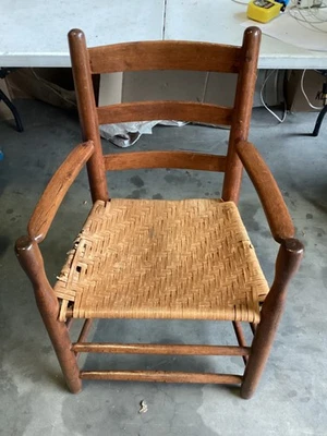 Antiguo sillón tejido con respaldo de escalera para niños americanos tempranos necesita TLC Foto 1 de 4