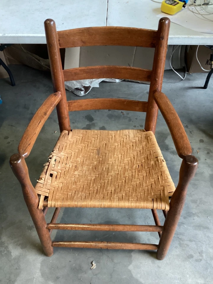 Antiguo sillón tejido con respaldo de escalera para niños americanos tempranos necesita TLC Foto 1 de 4