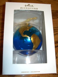Hallmark Keepsake Ornament 2021 Firma IL MONDO È IL TUO Globo Blu e Oro - Foto 1 di 2