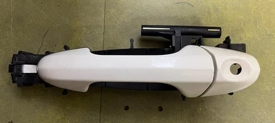 05 Chrysler Pacifica Exterior Door Handle Assembly Left Driver Front  - Image 1 of 4