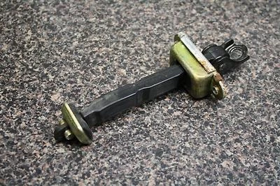 Nissan Máxima GLE 1998 puerta trasera bisagra tope soporte absoarber revisión trasera 98 Foto 1 de 4