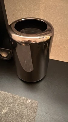 Mac Pro (6.1) Max config, 12-Core 2.7 GHz Xeon, 64 GB ECC, 2× D700 2TB SSD + OVP - Bild 1 von 4