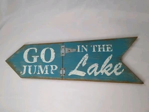 Letrero Go Jump in The Lake flecha aspecto desgastado 23" diseño de tablón de madera porche de playa  - Imagen 1 de 6