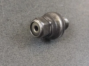 SUZUKI DR750 1988 16440-44B01 VALVE ASSY OIL RELIEF 12811 - Imagen 1 de 4