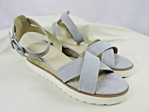 Sandalias grises Marc Fisher para mujer Zapatos de gamuza con correa cruzada cuñas Jovana 9,5 M EE. UU. - Imagen 1 de 11