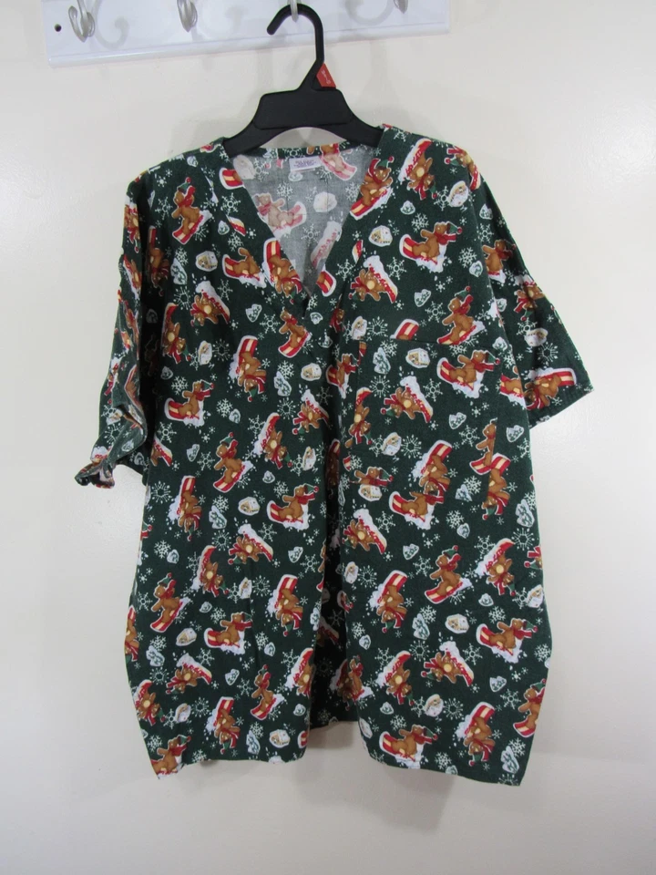 Blusa Médica de Franela SCRUBS Talla XL Verde Oso de Navidad Cuello en V Manga Corta Bolsillo Foto 1 de 4