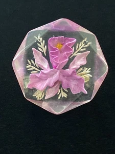 Vintage klare Plexiglas umgekehrt geschnitzte lila Blume Brosche Anstecknadel 1,5" - Bild 1 von 4