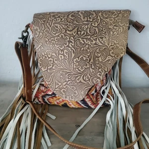Myra Tasche Damen taupe Form verdeckte Trage Umhängetasche Azteken Leder braun - Bild 1 von 24