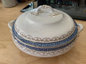 Antica porta ortaggi ricoperta inglese, rotonda, bianco/blu/oro 9”+ manici - Foto 1 di 6