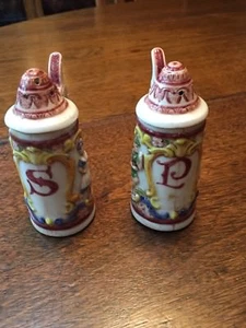 JUEGO DE AGITADORES DE SAL Y PIMIENTA ESTILO BÁVARO DE COLECCIÓN (ESTILO PIEDRA CERVEZA) 3 3/4" DE ALTO - Imagen 1 de 4