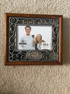 USADO! Marco de fotos de madera MALDEN gris metal amigos en relieve 3,5” X 5” regalo WOW Foto 1 de 4