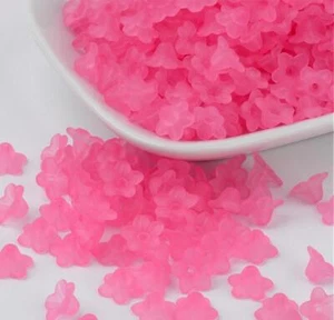 TOP QUALITY 100 FROSTED LUCITE ACRYLIC FLOWER BEADS 10mm HOT PINK LUC19 - Picture 1 of 2
