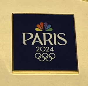 Prendedor de medios olímpicos Paris NBC 2024 ~ azul clásico con logotipo - Imagen 1 de 7