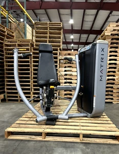 Matrix Ultra Base Converging Chest Press - Picture 1 of 3