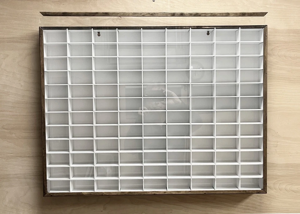 Expositor de pared artesanal para Matchbox/Hot Wheels 1:64 con CUBIERTA MOD blanco/nogal Foto 1 de 4