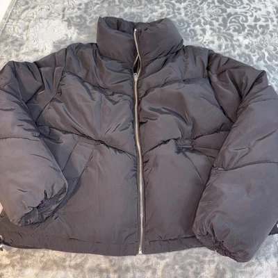 Chaqueta acolchada negra para mujer pequeña elegante esquí ciudad H&M dividida  Foto 1 de 4