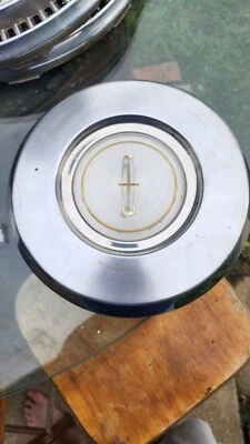 Tampa central de roda ONE 1982-1987 Lincoln Continental / Lincoln Mark VII 1294 USADA - Imagem 1 de 3