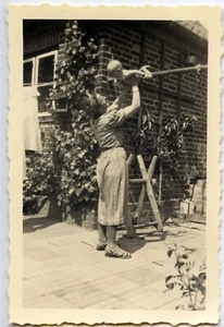 Portrait femme avec enfant dans les bras - photo ancienne an. 1950 - Picture 1 of 1
