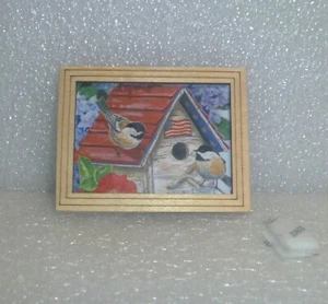 OOAK Holz gerahmtes Vogelhaus Foto mit Flagge für Barbie, Display oder Diorama - Bild 1 von 4