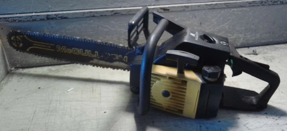 VINTAGE COLLECTIBLE MCCULLOCH PM605 CHAINSAW WITH 20" BAR - Image 1 of 4