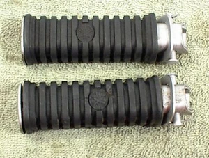 1974 1975 YAMAHA RD125 PASSENGER FOOTPEGS RD 125 TWO STROKE TWIN REAR FOOT PEGS - Picture 1 of 5