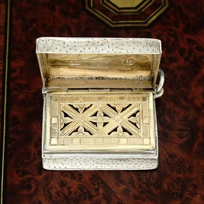 Antigua vinagreta georgiana con forma de libro de plata esterlina, John Reilly, Londres 1804 Foto 1 de 4