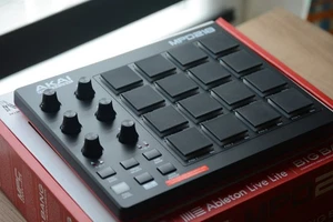 AKAI Professional MPD218 MIDI Pad Controller Drum Pad Machine 16 Pads - Bild 1 von 7