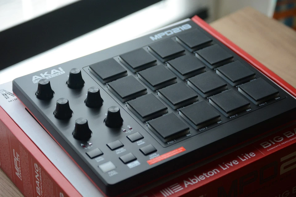 AKAI Professional MPD218 MIDI Pad Controller Drum Pad Machine 16 Pads - Bild 1 von 4