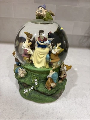 Globo de nieve musical vintage de Blancanieves y siete enanitos de la tienda Disney - impecable Foto 1 de 4