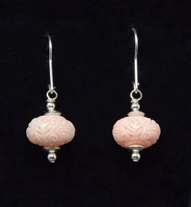 Orecchini in argento sterling .925 e vero corallo con ramo rosa intagliato, gancio renale - Foto 1 di 7