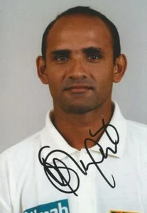 SRI LANKA CRICKET: FOTO RETRATO DE PRUEBA FIRMADA POR MARVAN ATAPATTU 6x4 + certificado de autenticidad - Imagen 1 de 1