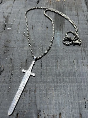 Cadena de titanio David Yurman 2,7 mm 22 pulgadas con colgante de espada de plata de ley 0,925 Foto 1 de 4