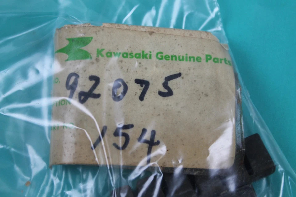 Amortiguador de aleta de cilindro de goma enduro NOS Kawasaki 92075-154 F6 125 Foto 1 de 1