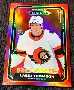 2021-22 UD Stature Red /25 Design Variation Lassi Thomson Rookie RC SP #124 